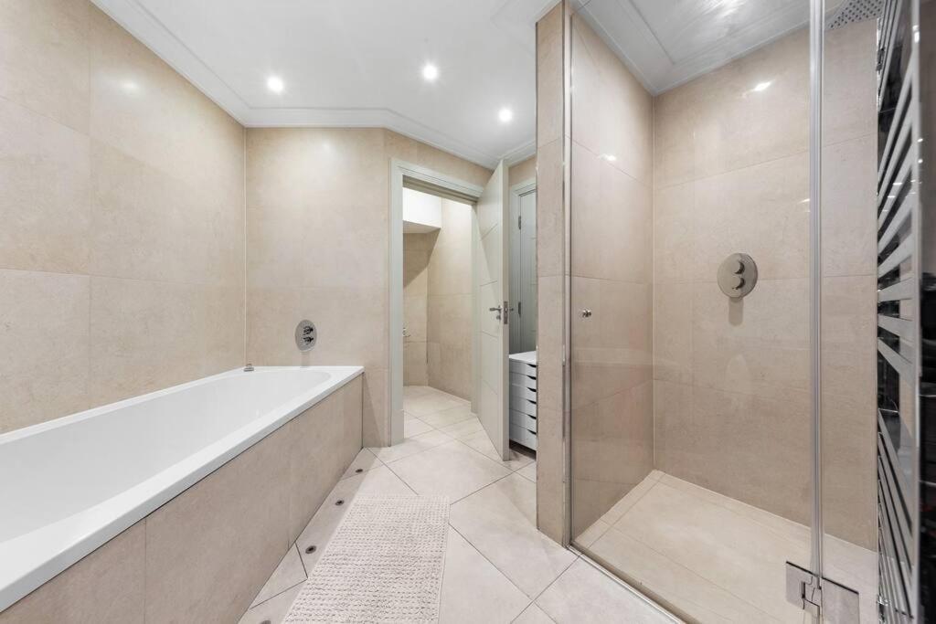 Park Lane Palace- Luxury Sleeps 10 Appartamento Londra