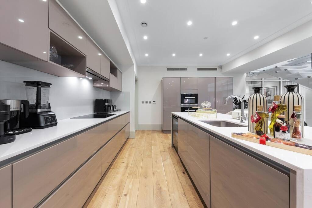 Park Lane Palace- Luxury Sleeps 10 Appartamento