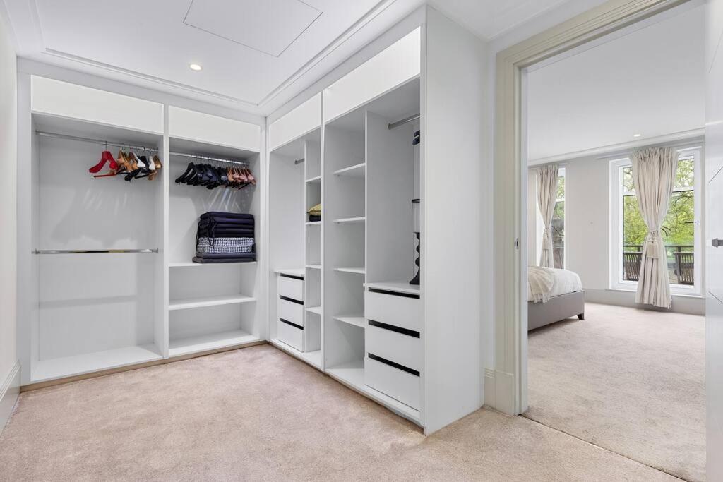 Park Lane Palace- Luxury Sleeps 10 Apartment *