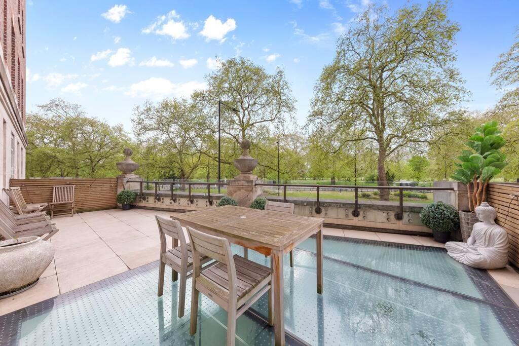 Appartamento Park Lane Palace- Luxury Sleeps 10 Londra
